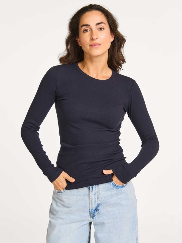 Ontdek de Alexa organic cotton rib longsleeve van Samsoe Samsoe in de kleur donkerblauw bij Orangebag. Op werkdagen voor 21:45 besteld, morgen in huis.