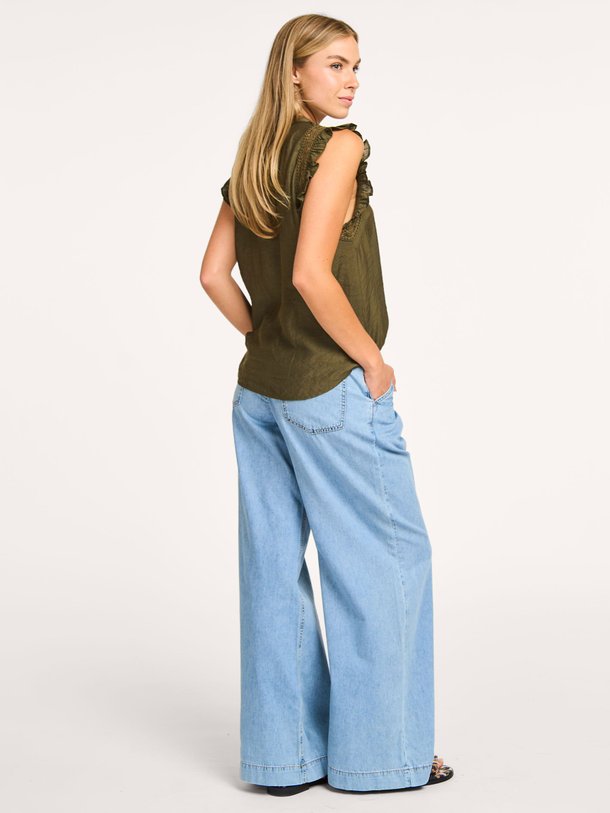 Ontdek de Cindy mid waist wide leg non-stretch jeans van Co'Couture in de kleur blauw bij Orangebag. Op werkdagen voor 21:45 besteld, morgen in huis.