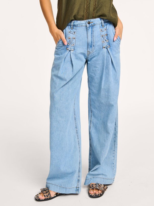 Ontdek de Cindy mid waist wide leg non-stretch jeans van Co'Couture in de kleur blauw bij Orangebag. Op werkdagen voor 21:45 besteld, morgen in huis.