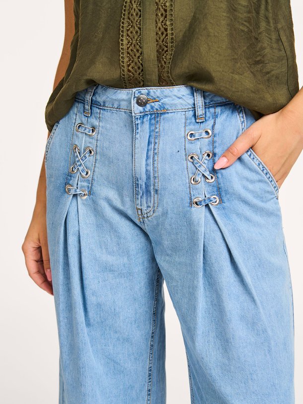 Ontdek de Cindy mid waist wide leg non-stretch jeans van Co'Couture in de kleur blauw bij Orangebag. Op werkdagen voor 21:45 besteld, morgen in huis.