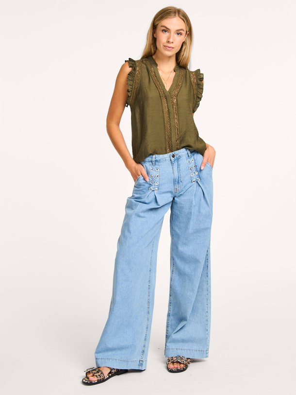Ontdek de Cindy mid waist wide leg non-stretch jeans van Co'Couture in de kleur blauw bij Orangebag. Op werkdagen voor 21:45 besteld, morgen in huis.