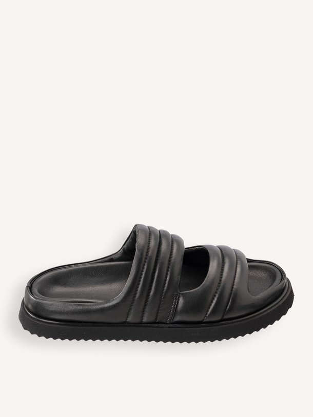 Ontdek de Lederen slippers van Yaya in de kleur zwart bij Orangebag. Op werkdagen voor 21:45 besteld, morgen in huis.