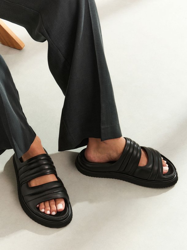 Ontdek de Lederen slippers van Yaya in de kleur zwart bij Orangebag. Op werkdagen voor 21:45 besteld, morgen in huis.