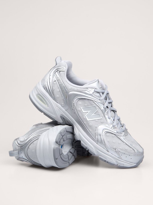 Ontdek de U530 lederen metallic sneakers met mesh van New Balance in de kleur zilverkleur bij Orangebag. Op werkdagen voor 21:45 besteld, morgen in huis.