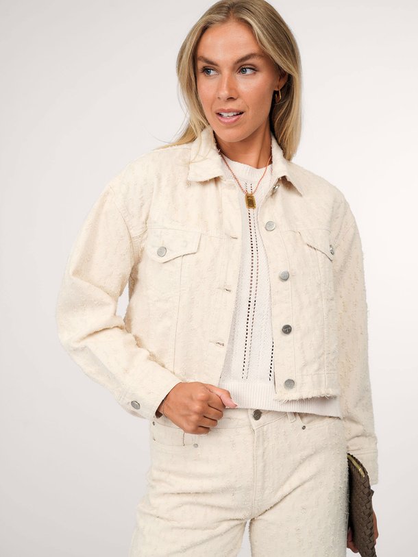 Ontdek de Vanves denim jack met structuur van Dante 6 in de kleur crème bij Orangebag. Op werkdagen voor 21:45 besteld, morgen in huis.
