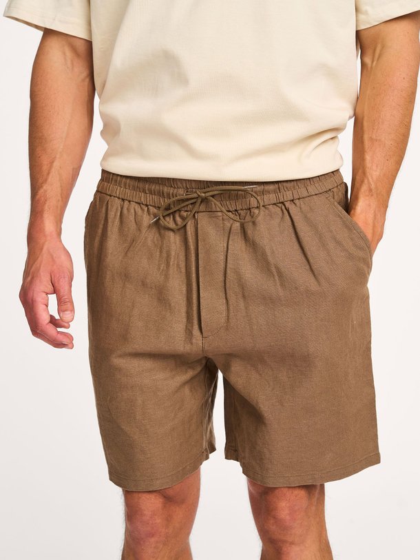 Ontdek de Otto linnen/katoenmix short van Les Deux in de kleur donkerbruin bij Orangebag. Op werkdagen voor 21:45 besteld, morgen in huis.