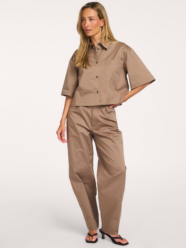 Ontdek de Pol katoenmix barrel fit broek van Ruby Tuesday in de kleur Lichtbruin bij Orangebag. Op werkdagen voor 21:45 besteld, morgen in huis.