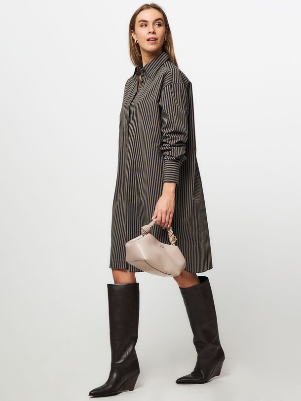 Ontdek de Organic cotton doorknoopjurk met dessin van Closed in de kleur donkerblauw bij Orangebag. Op werkdagen voor 21:45 besteld, morgen in huis.