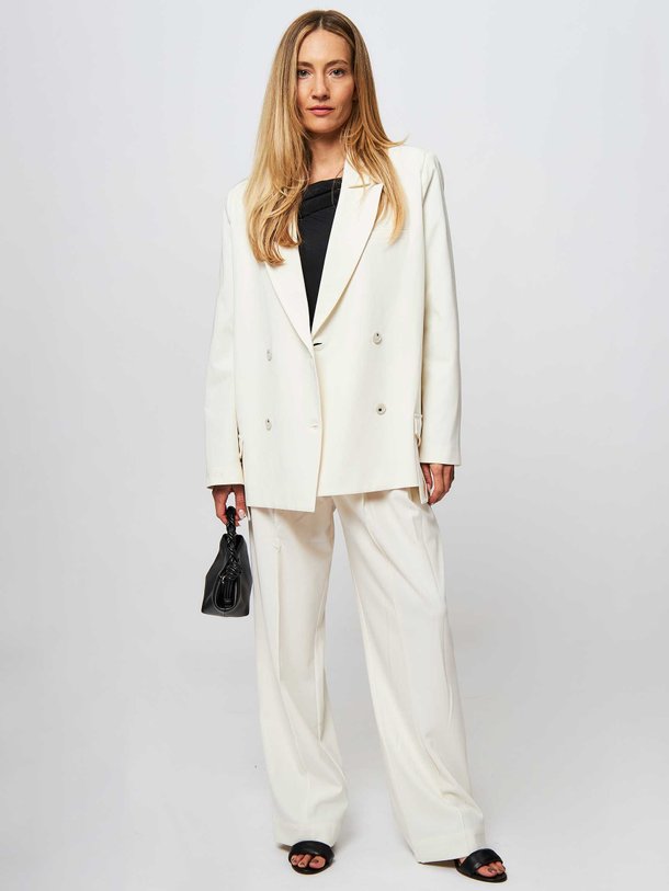 Ontdek de Audacity viscosemix oversized blazer van Chptr-s in de kleur ecru bij Orangebag. Op werkdagen voor 21:45 besteld, morgen in huis.