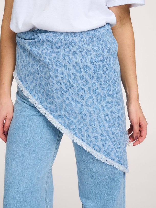 Ontdek de Toni denim sjaal met print van Lala Berlin in de kleur Blauw bij Orangebag. Op werkdagen voor 21:45 besteld, morgen in huis.