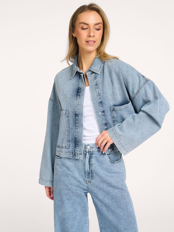 Ontdek de Dory denim jack van Knit-ted in de kleur Blauw bij Orangebag. Op werkdagen voor 21:45 besteld, morgen in huis.