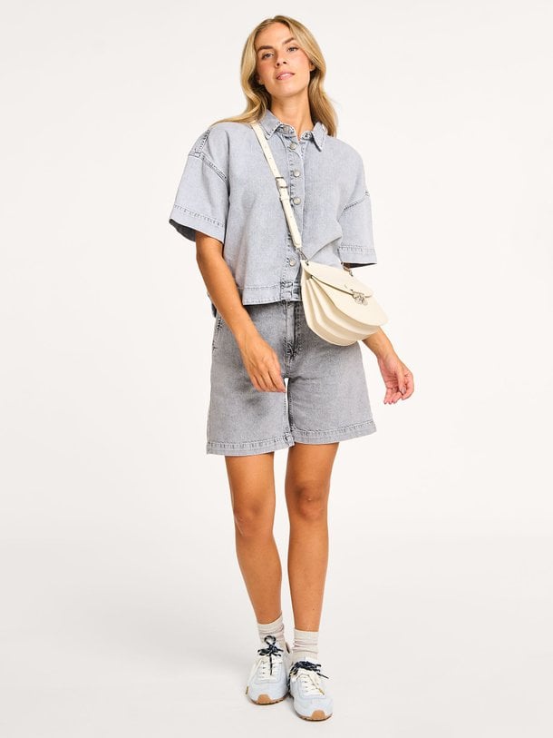 Ontdek de Malo high waist relaxed fit short van My Essential Wardrobe in de kleur lichtgrijs bij Orangebag. Op werkdagen voor 21:45 besteld, morgen in huis.
