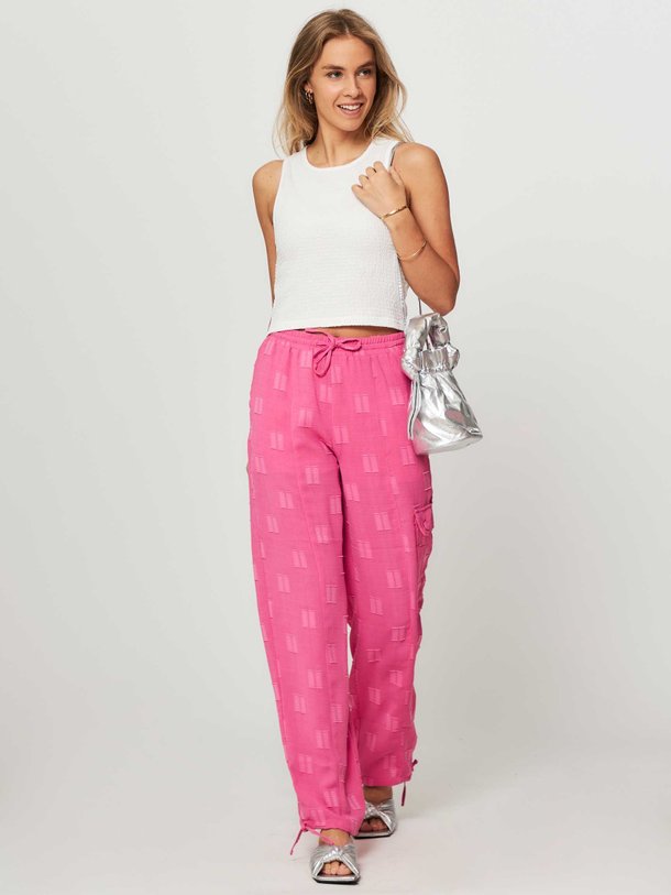 Ontdek de Octavia geweven cargo broek met dessin van Hofmann Copenhagen in de kleur roze bij Orangebag. Op werkdagen voor 21:45 besteld, morgen in huis.