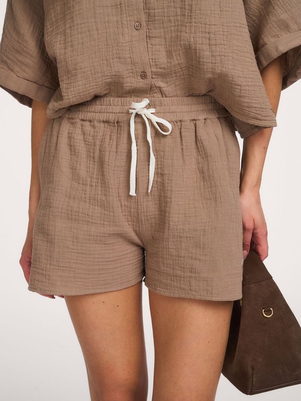 Ontdek de ladies woven crinkle shorts van Alix The Label bij Orangebag. Op werkdagen voor 21:45 besteld, morgen in huis.