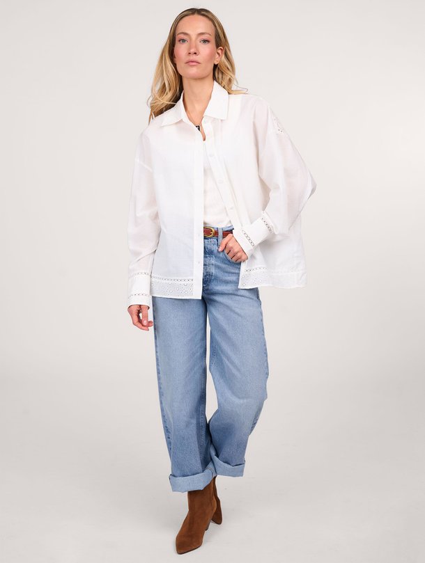 Ontdek de Imai katoenen blouse met opengewerkte broderie van Iro in de kleur wit bij Orangebag. Op werkdagen voor 21:45 besteld, morgen in huis.