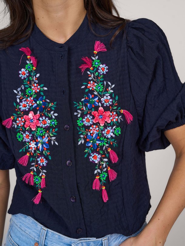 Ontdek de Heartfelt viscosemix blouse met pailletten van Essentiel Antwerp in de kleur donkerblauw bij Orangebag. Op werkdagen voor 21:45 besteld, morgen in huis.