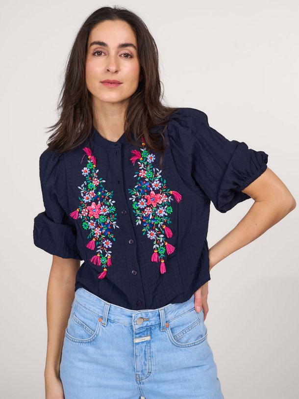 Ontdek de Heartfelt viscosemix blouse met pailletten van Essentiel Antwerp in de kleur donkerblauw bij Orangebag. Op werkdagen voor 21:45 besteld, morgen in huis.