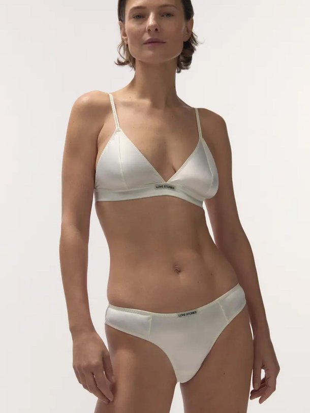 Ontdek de Carl brazilian slip van Love Stories in de kleur off-white bij Orangebag. Op werkdagen voor 21:45 besteld, morgen in huis.