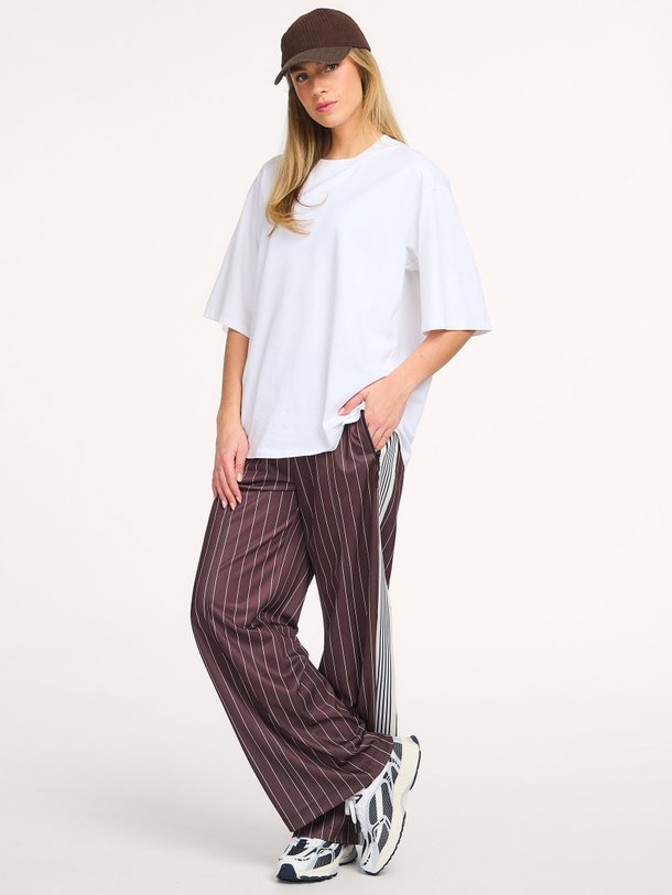 Ontdek de Geweven gestreepte broek met bies van Haute L'Amitié in de kleur Donkerbruin bij Orangebag. Op werkdagen voor 21:45 besteld, morgen in huis.