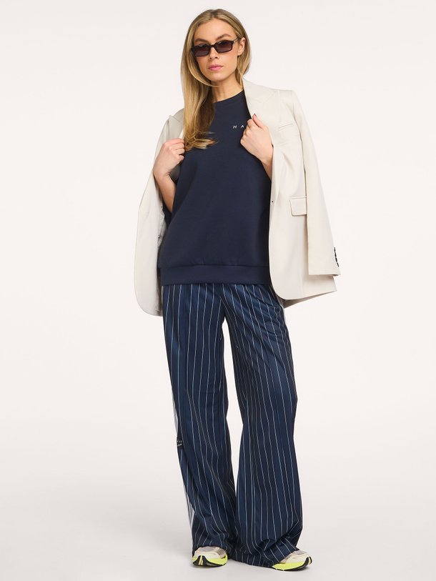 Ontdek de Geweven gestreepte broek met bies van Haute L'Amitié in de kleur Donkerblauw bij Orangebag. Op werkdagen voor 21:45 besteld, morgen in huis.