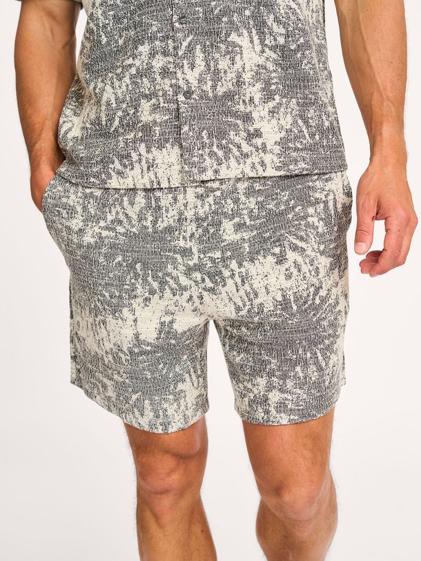 Ontdek de Sajabari katoenmix short met dessin van Samsoe Samsoe in de kleur ecru bij Orangebag. Op werkdagen voor 21:45 besteld, morgen in huis.