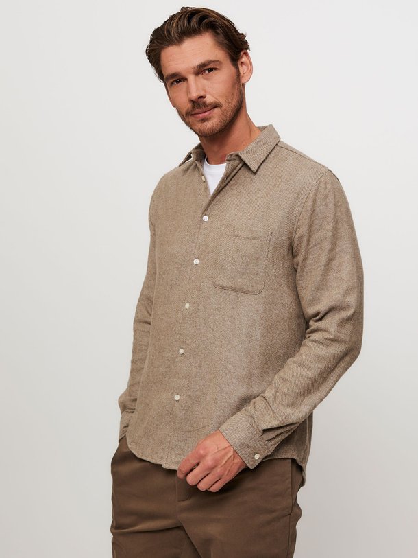 Ontdek de Liam organic cotton gemêleerd overhemd van Samsoe Samsoe in de kleur groen/bruin bij Orangebag. Op werkdagen voor 21:45 besteld, morgen in huis.