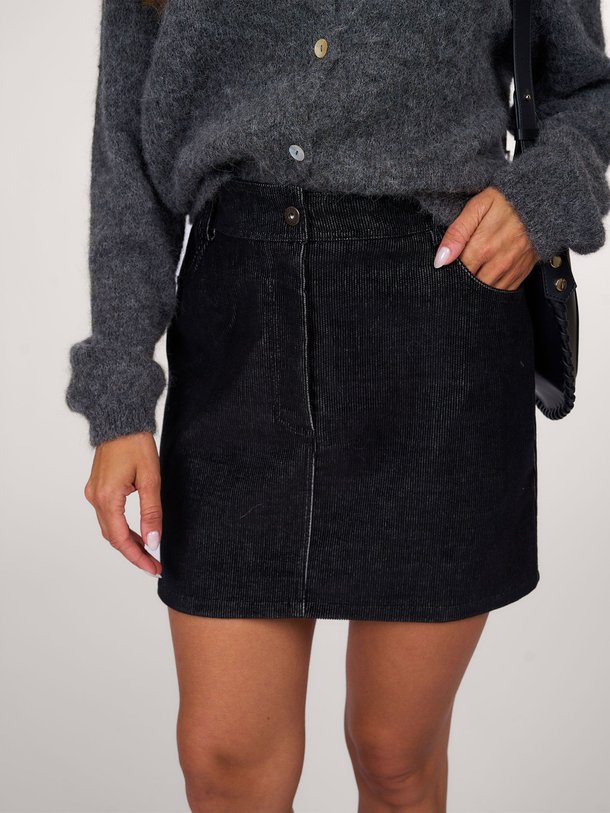 Ontdek de Josie katoenmix ribcord rok van By-Bar in de kleur zwart bij Orangebag. Op werkdagen voor 21:45 besteld, morgen in huis.