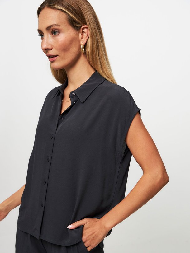 Ontdek de Kiek viscose blouse van By-Bar in de kleur antraciet bij Orangebag. Op werkdagen voor 21:45 besteld, morgen in huis.