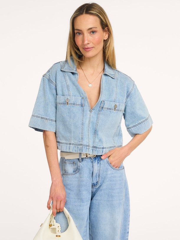 Ontdek de Drew denim top van Haute L'Amitié in de kleur Blauw bij Orangebag. Op werkdagen voor 21:45 besteld, morgen in huis.
