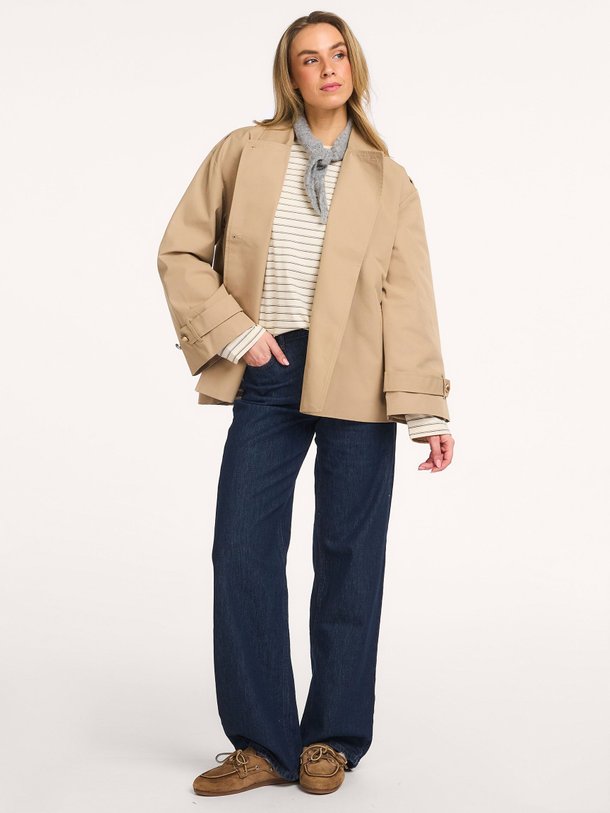 Ontdek de Adria katoenmix trenchcoat van Sofie Schnoor in de kleur Camel bij Orangebag. Op werkdagen voor 21:45 besteld, morgen in huis.