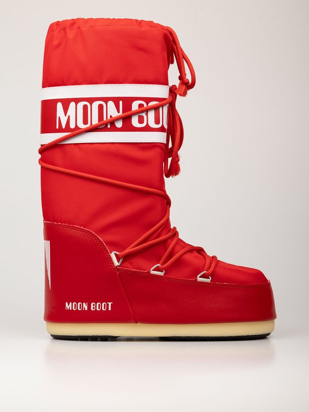 Ontdek de Hoge gewatteerde nylon snowboots van Moon Boot in de kleur rood bij Orangebag. Op werkdagen voor 21:45 besteld, morgen in huis.