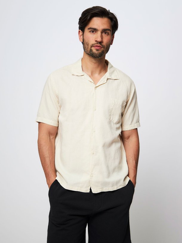 Ontdek de Organic cotton/linen mix overhemd van Colorful Standard in de kleur off-white bij Orangebag. Op werkdagen voor 21:45 besteld, morgen in huis.