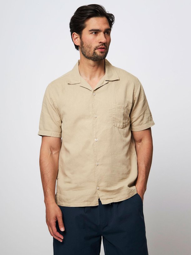 Ontdek de Organic cotton/linen mix overhemd van Colorful Standard in de kleur zand bij Orangebag. Op werkdagen voor 21:45 besteld, morgen in huis.