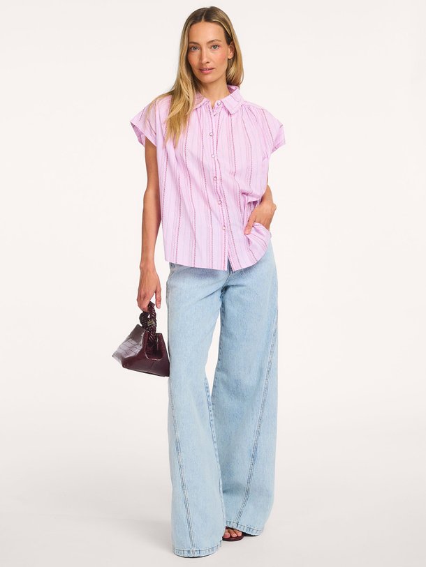 Ontdek de Badal katoenen gestreepte blouse van Lollys Laundry in de kleur Lila bij Orangebag. Op werkdagen voor 21:45 besteld, morgen in huis.