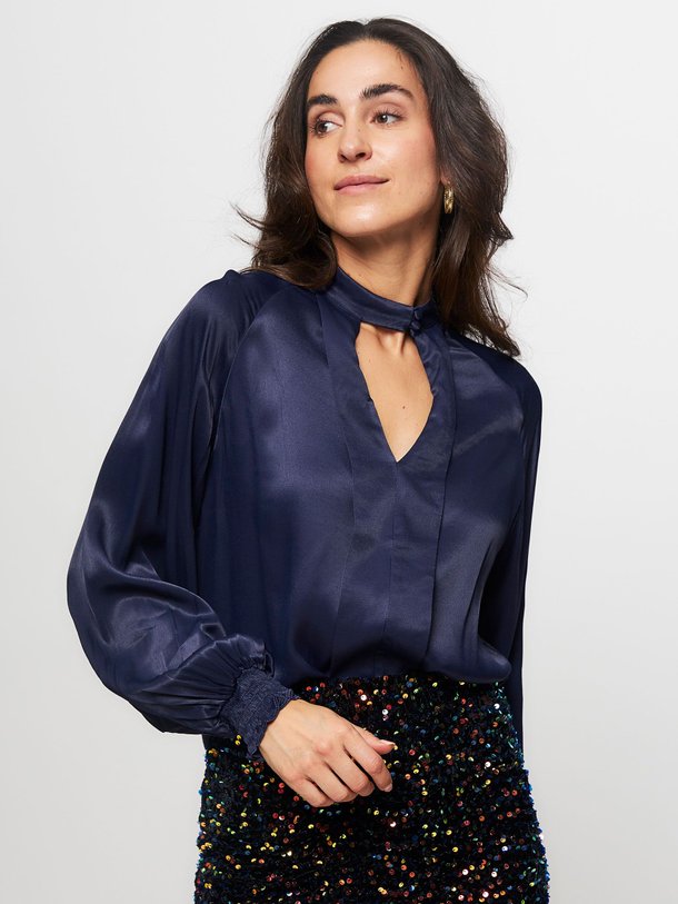 Ontdek de Elbar viscose top van Frnch in de kleur donkerblauw bij Orangebag. Op werkdagen voor 21:45 besteld, morgen in huis.