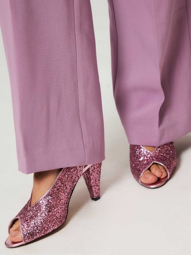 Ontdek de Carrie lederen glitter slingbacks van Silver Grace in de kleur roze bij Orangebag. Op werkdagen voor 21:45 besteld, morgen in huis.