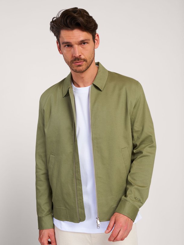 Ontdek de Como katoenmix jasje van Les Deux in de kleur olijfgroen bij Orangebag. Op werkdagen voor 21:45 besteld, morgen in huis.