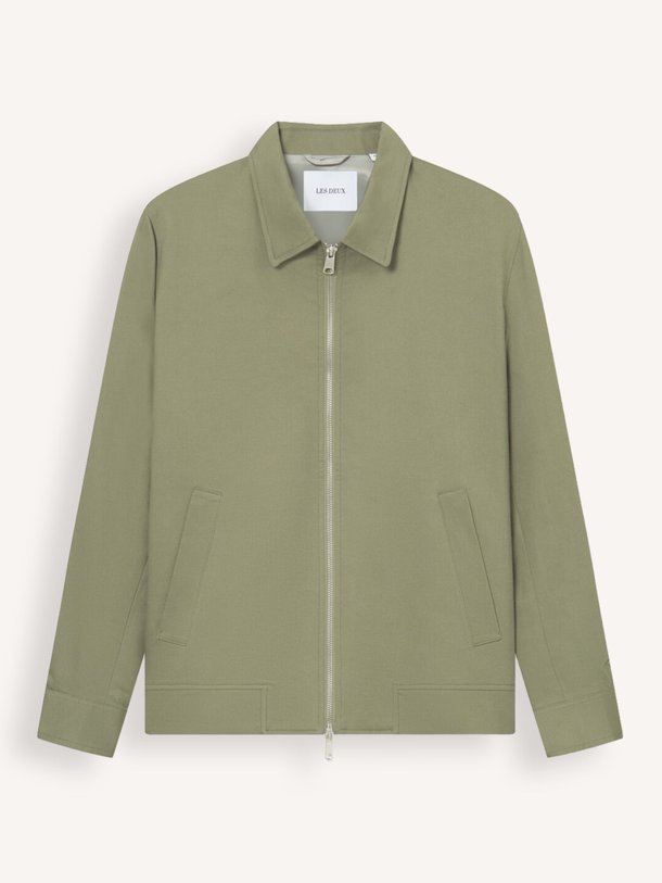 Ontdek de Como katoenmix jasje van Les Deux in de kleur olijfgroen bij Orangebag. Op werkdagen voor 21:45 besteld, morgen in huis.