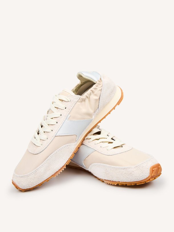 Ontdek de Trans AM suède sneakers van Etonic in de kleur Beige bij Orangebag. Op werkdagen voor 21:45 besteld, morgen in huis.