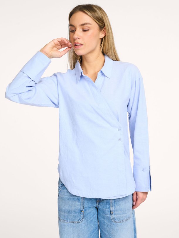 Ontdek de Maud organic cotton blouse van Alchemist in de kleur Lichtblauw bij Orangebag. Op werkdagen voor 21:45 besteld, morgen in huis.