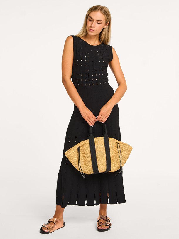 Ontdek de Muriel viscosemix maxijurk van Gestuz in de kleur zwart bij Orangebag. Op werkdagen voor 21:45 besteld, morgen in huis.