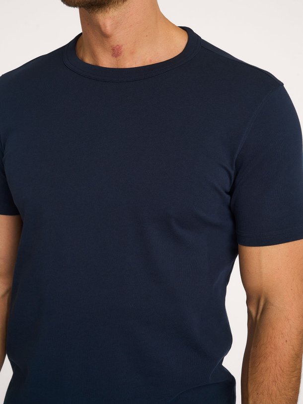 Ontdek de Katoenen T-shirt van Profuomo in de kleur donkerblauw bij Orangebag. Op werkdagen voor 21:45 besteld, morgen in huis.