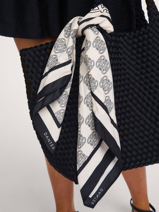 Ontdek de Monogram geweven sjaal met dessin van Dante 6 in de kleur Off-white bij Orangebag. Op werkdagen voor 21:45 besteld, morgen in huis.