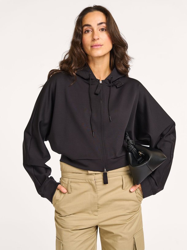 Ontdek de Valena katoenmix vest van Iro in de kleur Zwart bij Orangebag. Op werkdagen voor 21:45 besteld, morgen in huis.