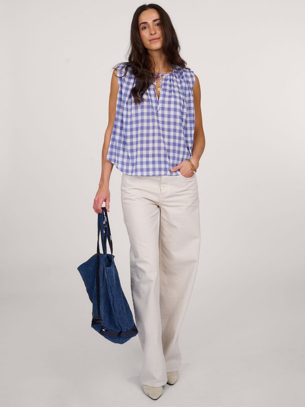 Ontdek de Halison katoenen top met geruit dessin van Bellerose in de kleur blauw bij Orangebag. Op werkdagen voor 21:45 besteld, morgen in huis.