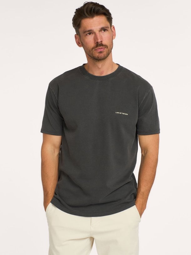 Ontdek de OCEANA ARTWORK TEE van Law of the Sea bij Orangebag. Op werkdagen voor 21:45 besteld, morgen in huis.