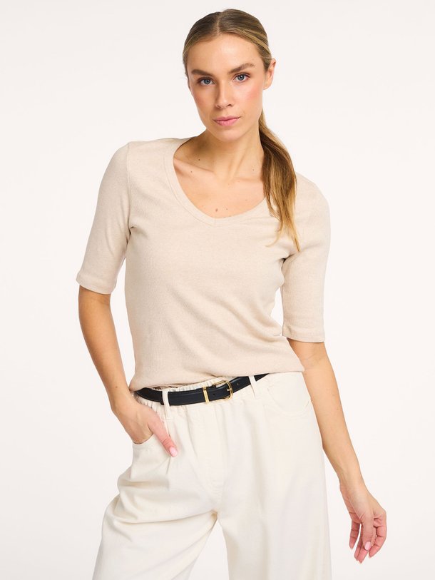 Ontdek de Eden katoenmix gemêleerde rib top van Knit-ted in de kleur Zand bij Orangebag. Op werkdagen voor 21:45 besteld, morgen in huis.