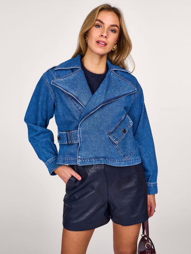 Ontdek de Reign denim jack van Iben in de kleur blauw bij Orangebag. Op werkdagen voor 21:45 besteld, morgen in huis.