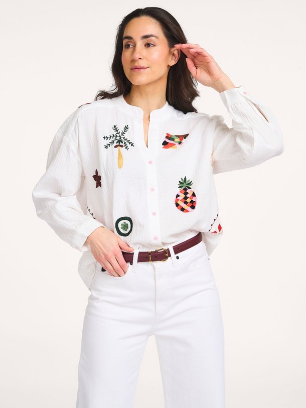 Ontdek de Scottie katoenen blouse met borduursel van Lollys Laundry in de kleur Crème bij Orangebag. Op werkdagen voor 21:45 besteld, morgen in huis.