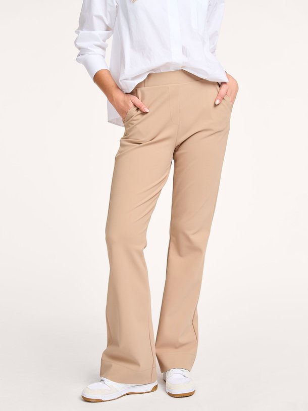 Ontdek de Flair bonded travel flared broek van Studio Anneloes in de kleur zand bij Orangebag. Op werkdagen voor 21:45 besteld, morgen in huis.